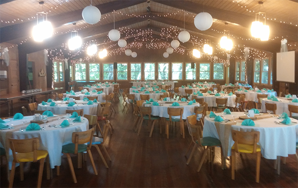 decorated tables in the dining hall for a wedding