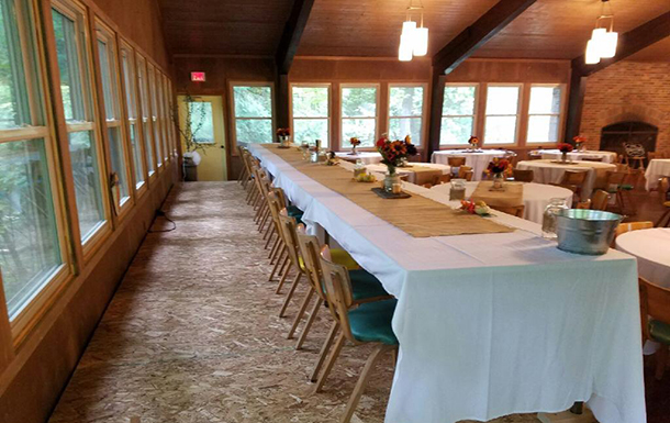 decorated head table in the dining hall for a wedding